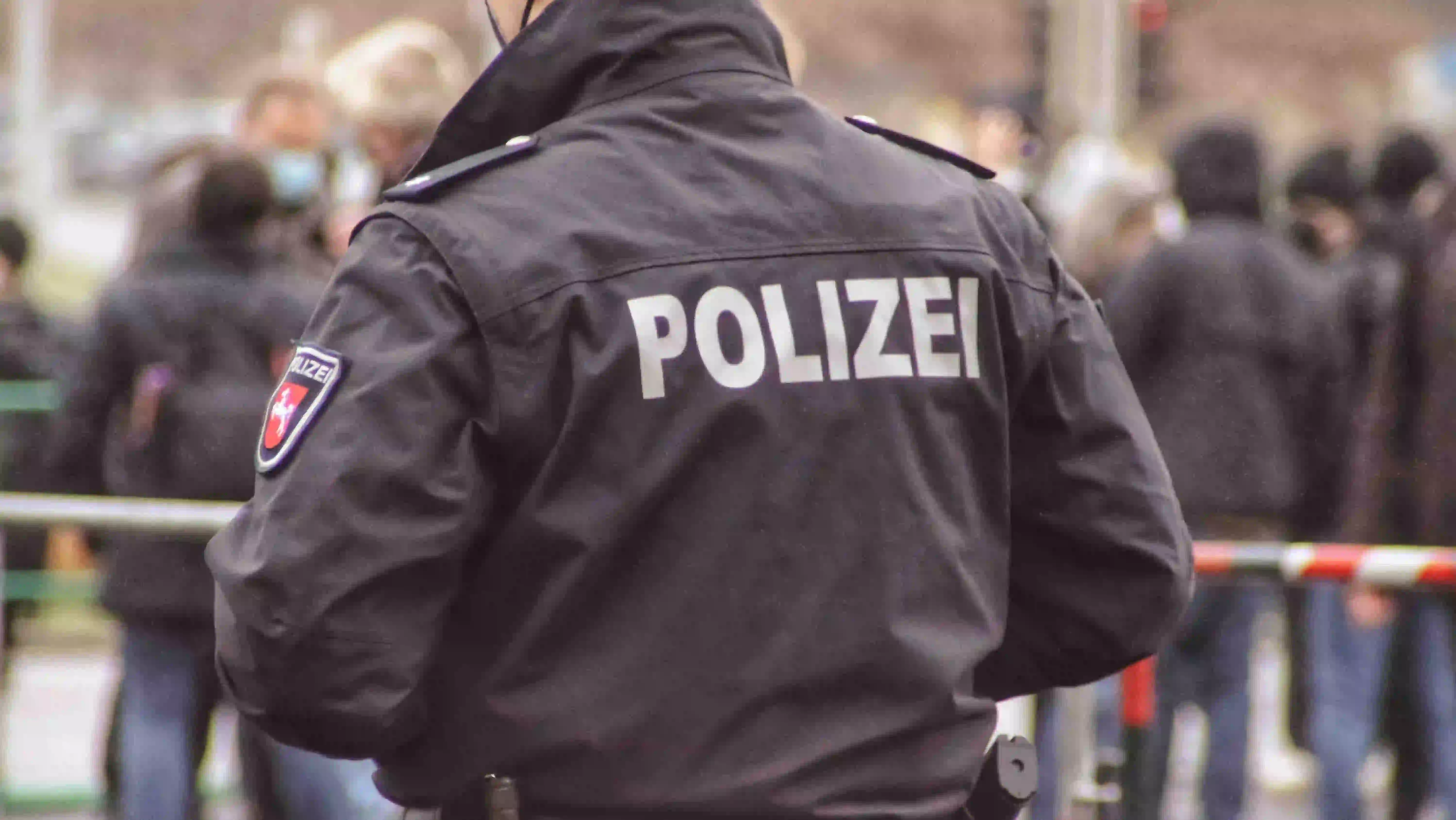 Ein Polizeibeamter von hinten