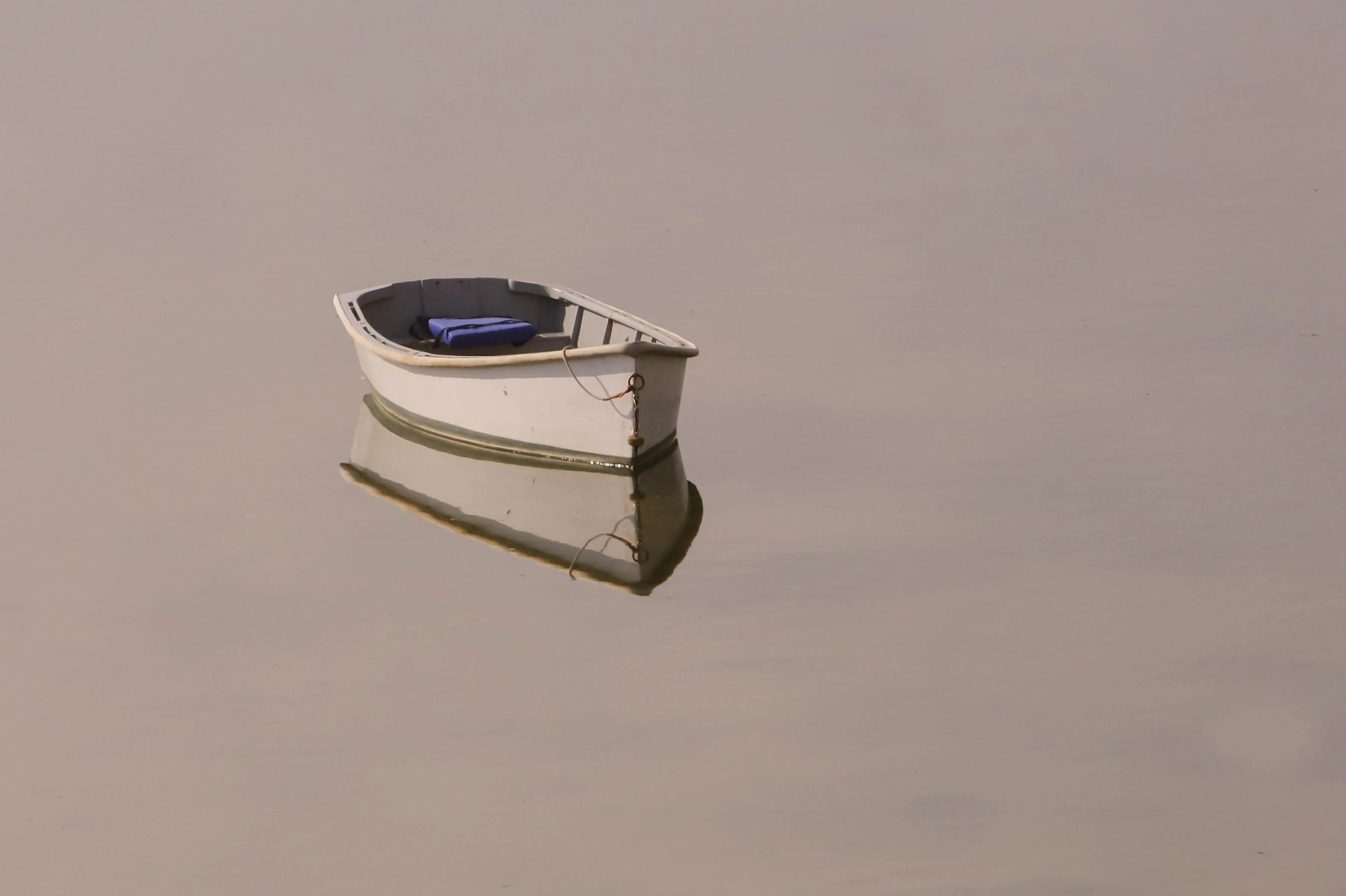 Ein Ruderboot auf einem sehr glatten See 
