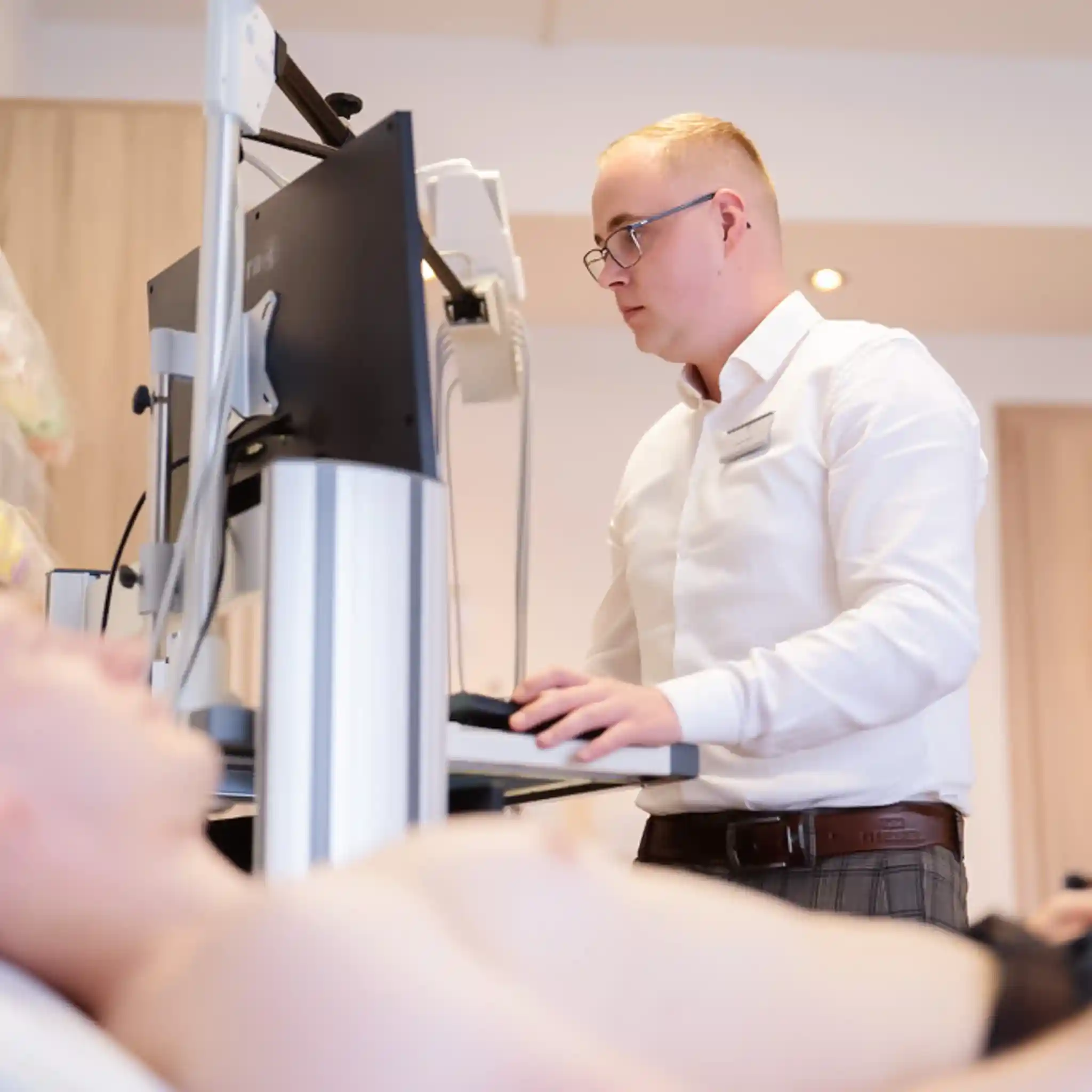 Mann mach eine Untersuchung an einem Patienten