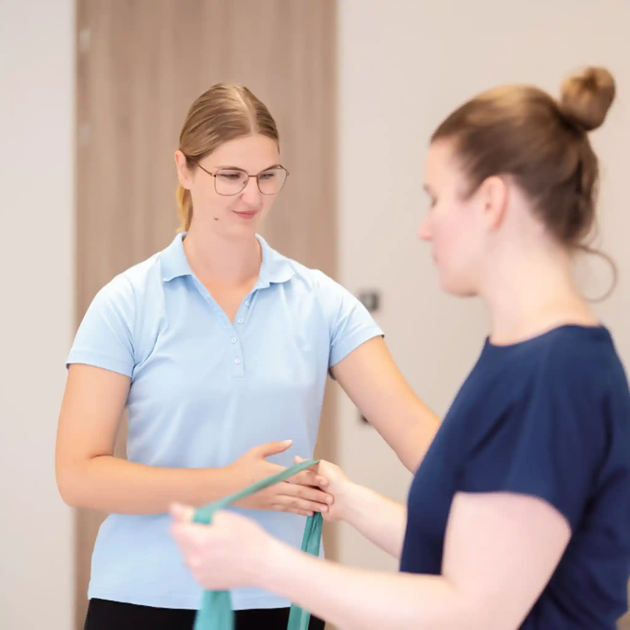 Zwei Frauen machen Gymnastik