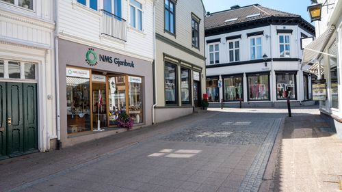 Kjøp her, hjelp der