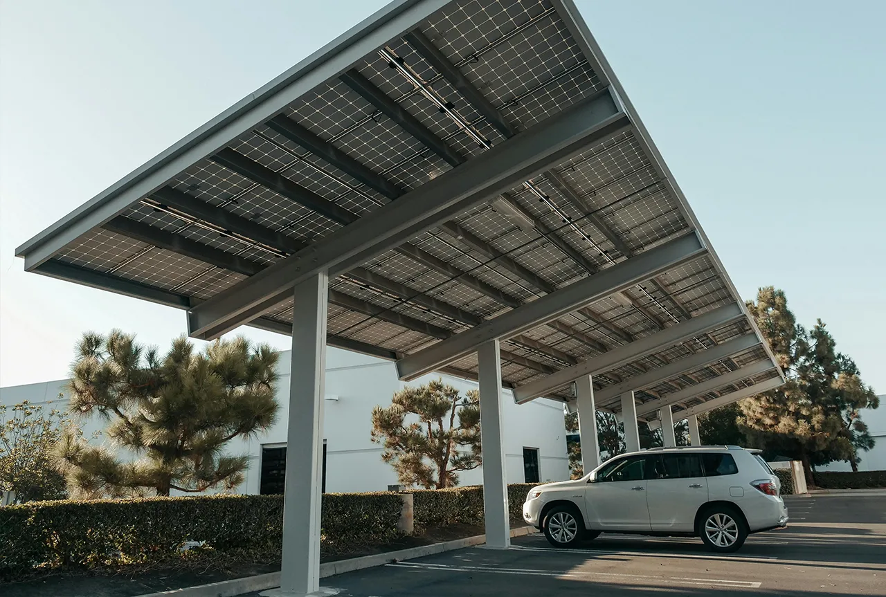 Carport mit Solaranlage zur Erzeugung erneuerbarer Energie.