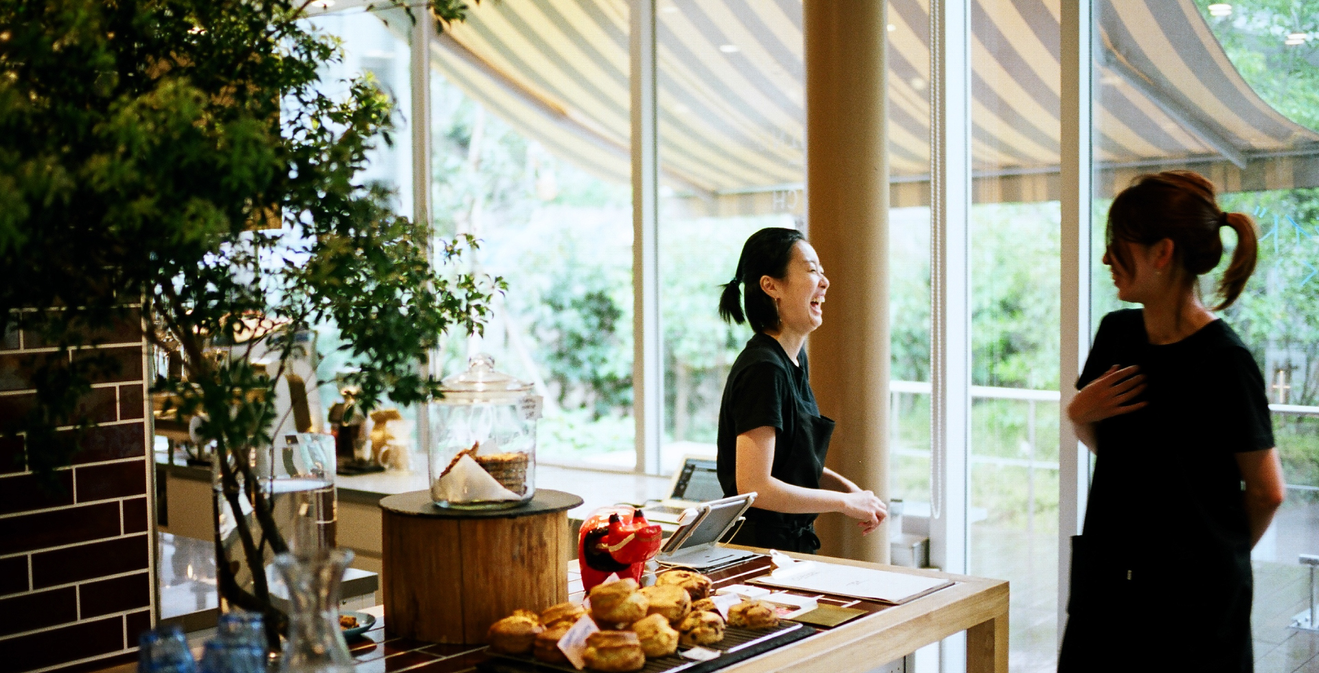 CAFE&HALL ours の店内の様子