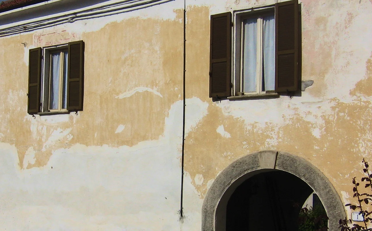 Sala riunioni ufficio consulenza finanziaria con arredi di design e opere d'arte.