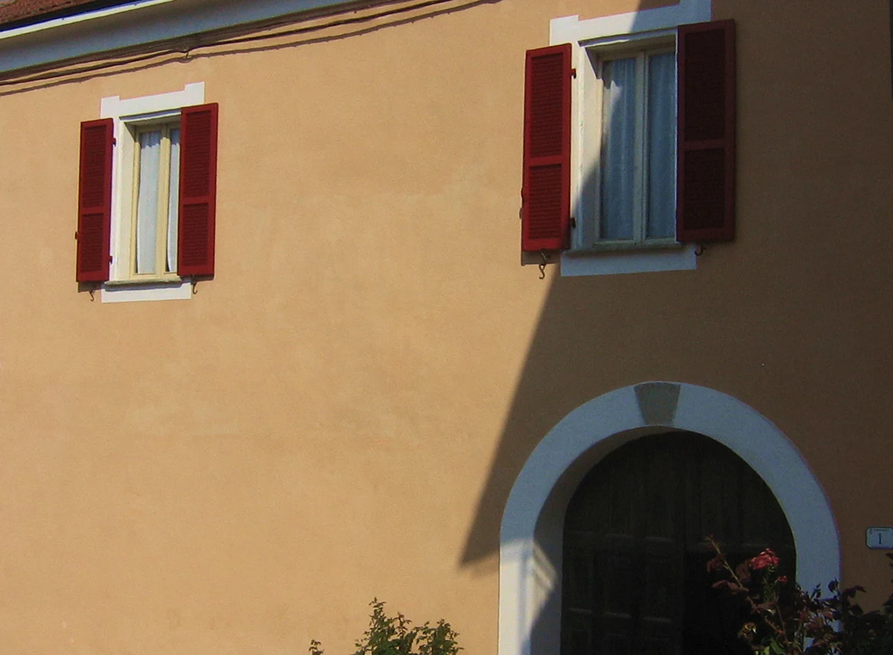 Sala riunioni ufficio consulenza finanziaria con arredi di design e opere d'arte.