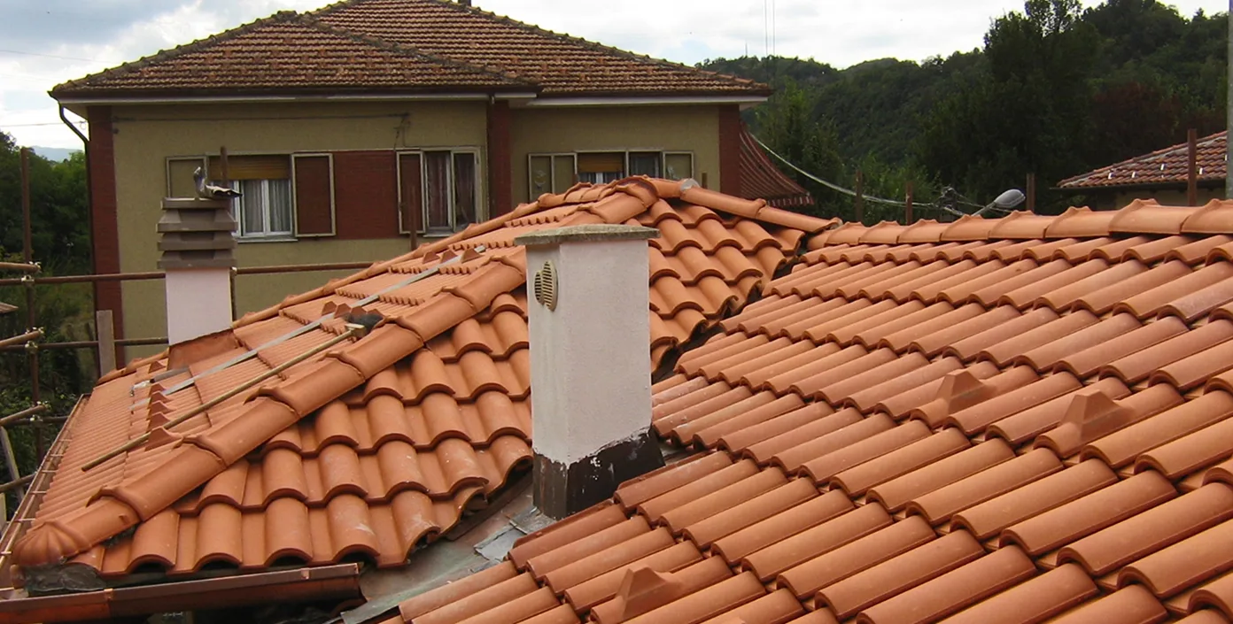 Rifacimento tetto con tegole marsigliesi rosse e lucernario in Ticino