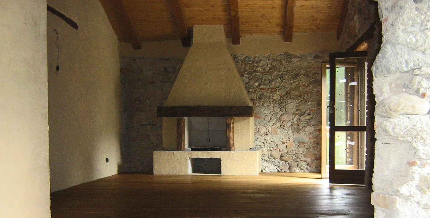 Ristrutturazione rustico in Ticino con parquet e camino in pietra a vista