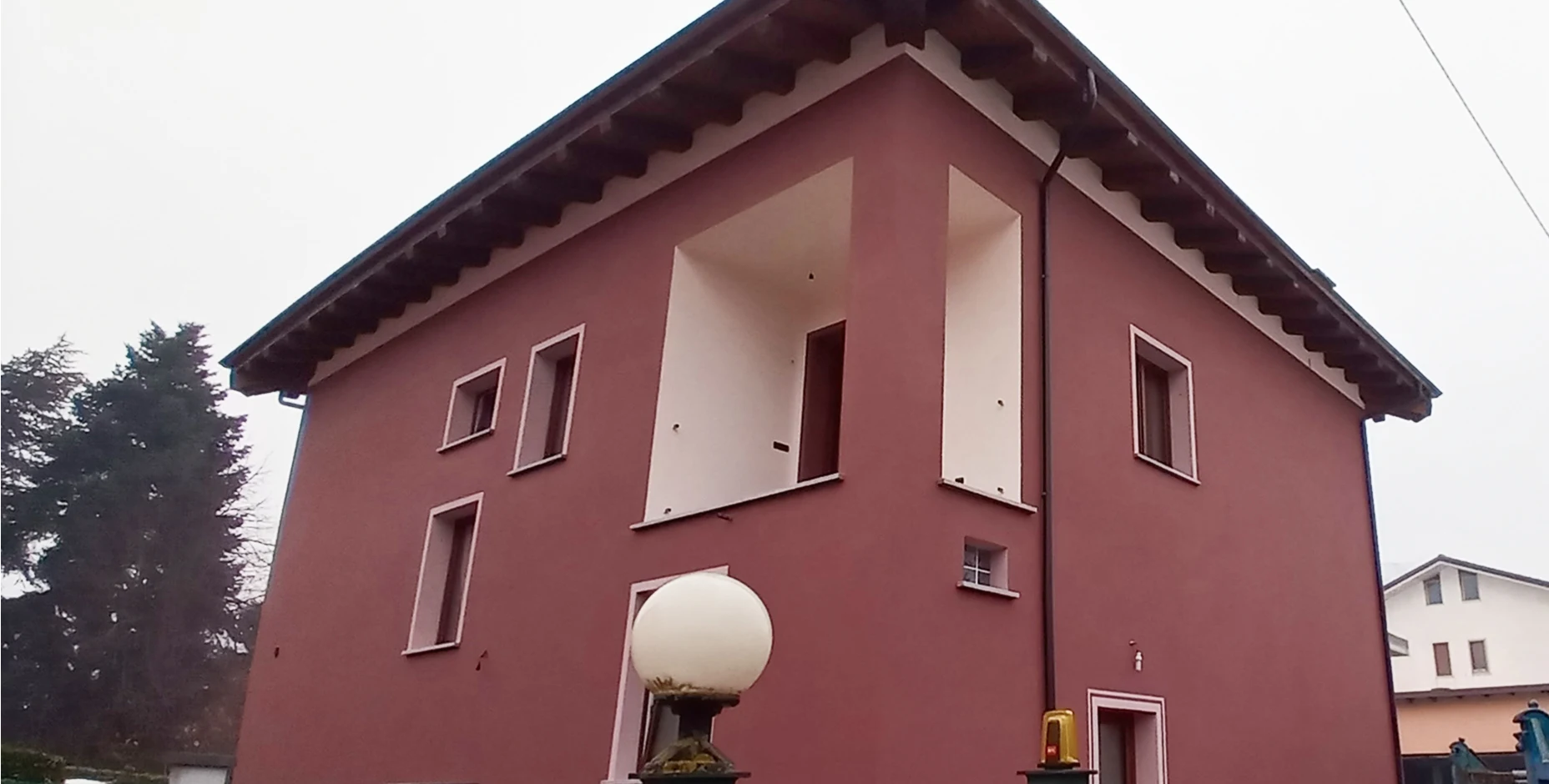 Rifacimento facciata edificio residenziale in Ticino con intonaco tinteggiato