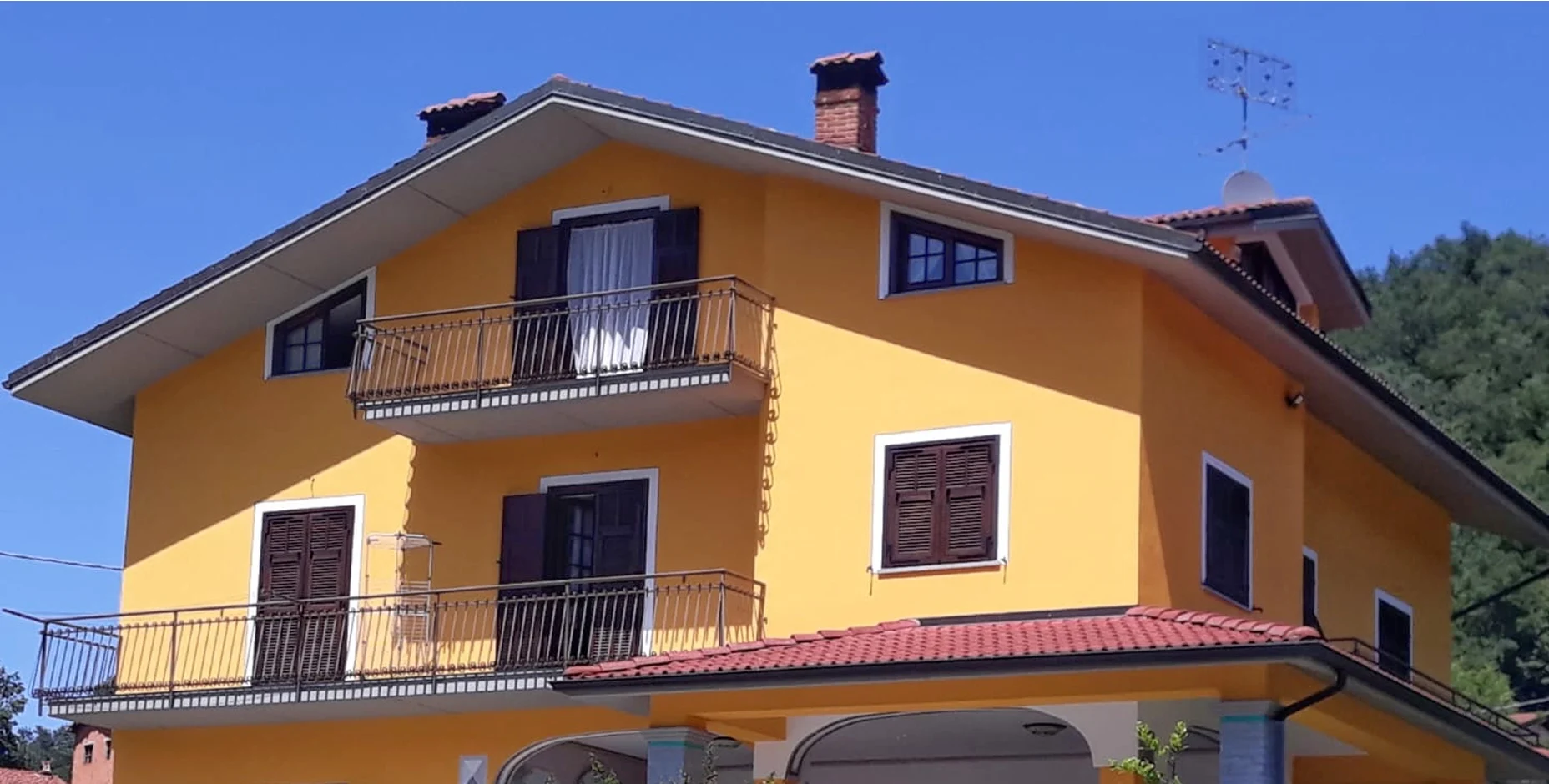 Rifacimento facciata residenziale con intonaco e rivestimento in pietra a vista