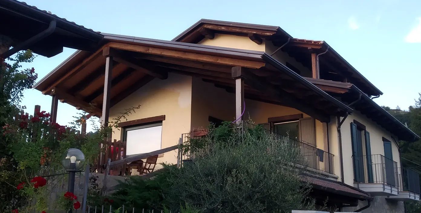 Sopraelevazione con porticato in legno su abitazione ristrutturata in Ticino