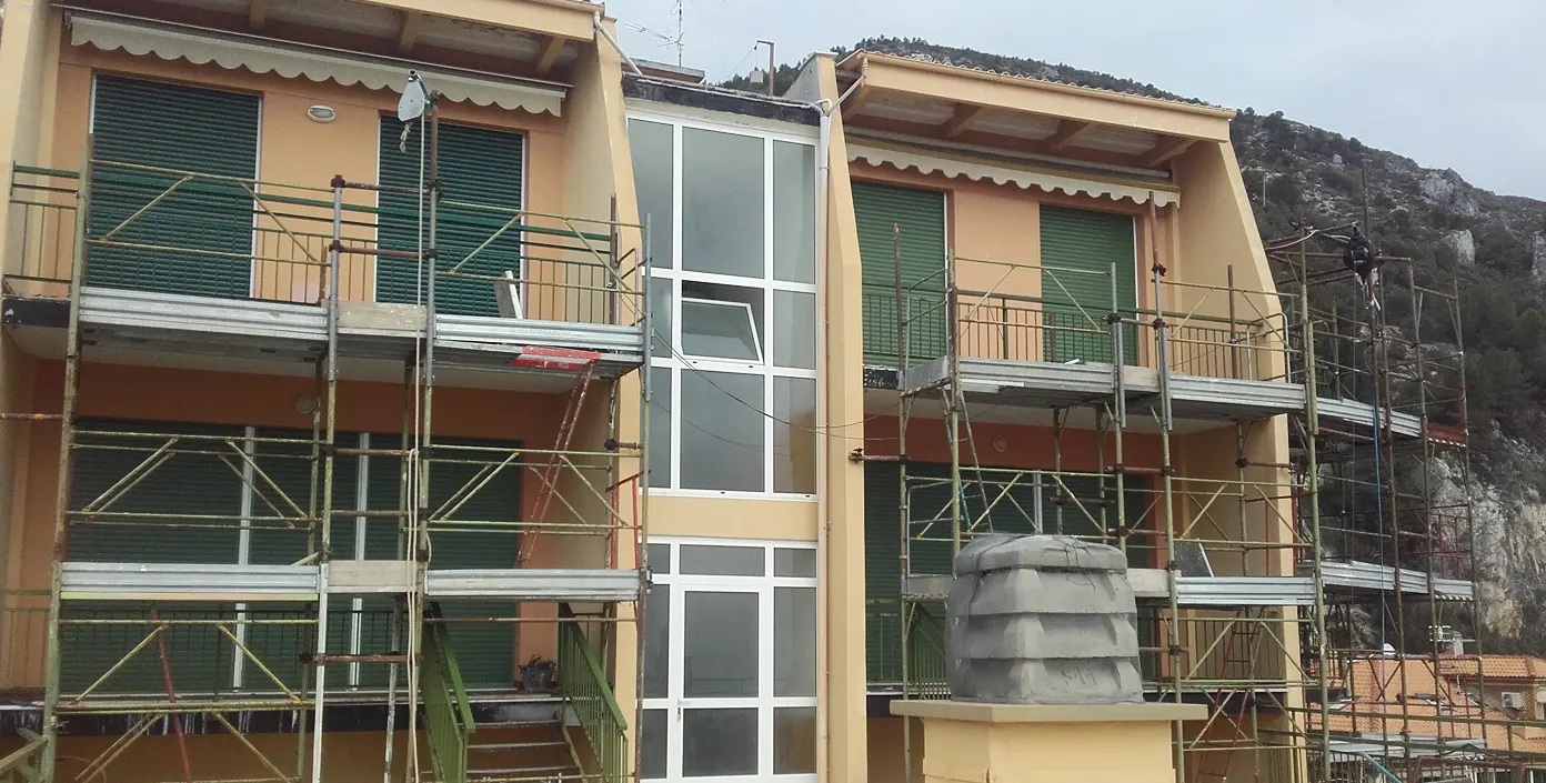 Rifacimento facciata con ponteggi su edificio residenziale in Ticino
