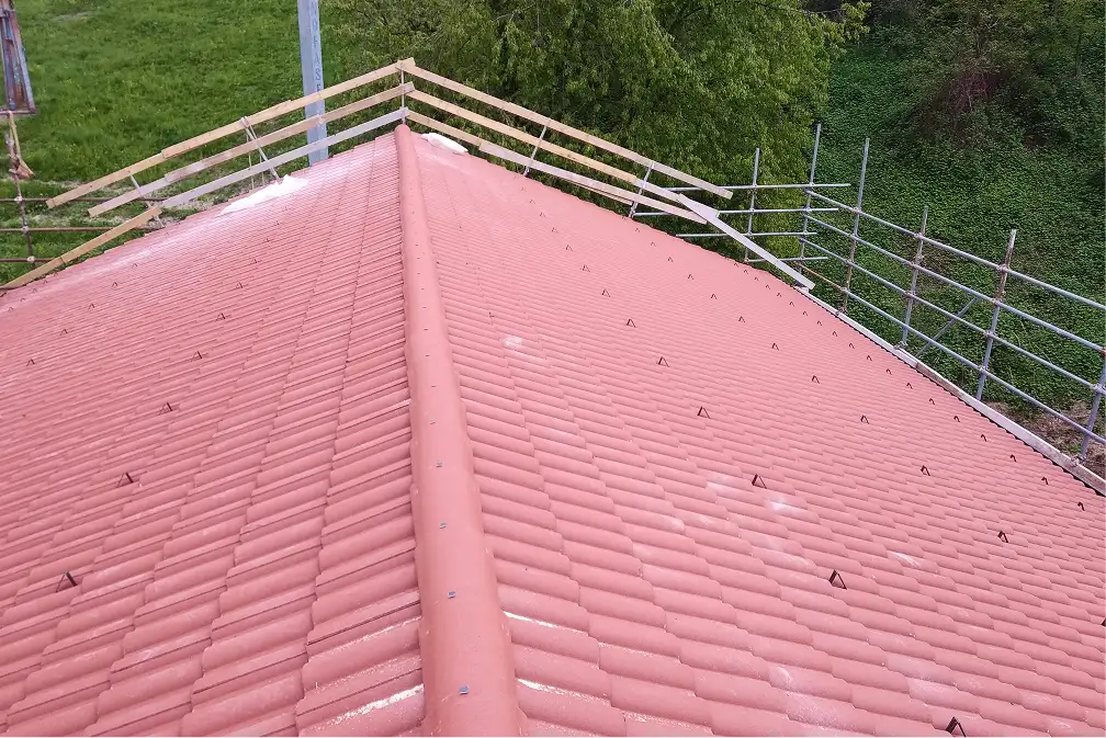 Rifacimento tetto in laterizio rosso con ponteggio in Ticino