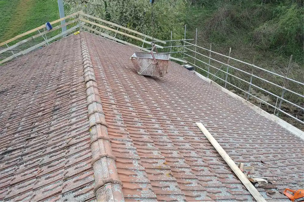 Tetto in laterizio degradato prima del rifacimento tetti in Ticino