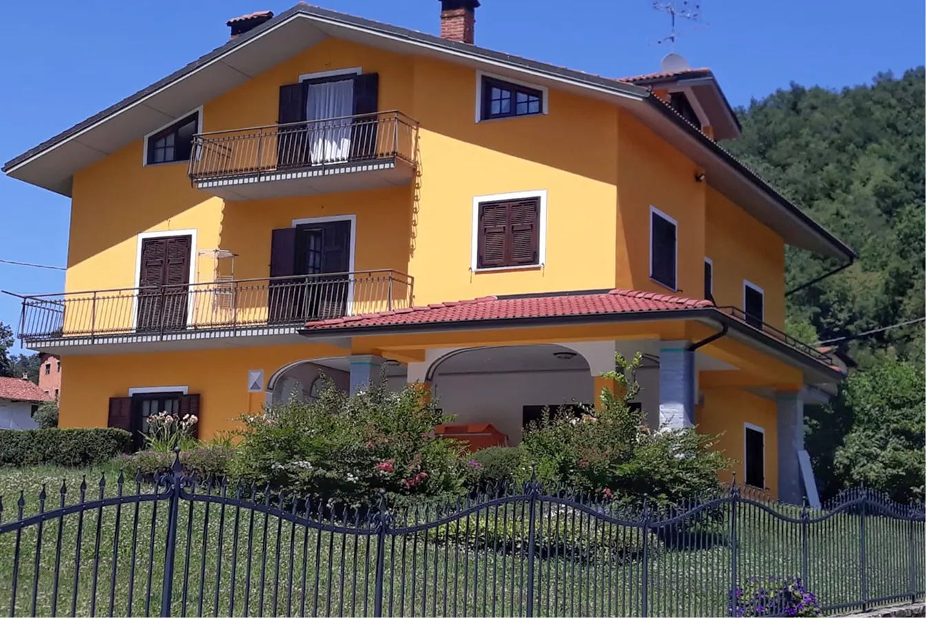 Rifacimento facciata villa residenziale tinteggiata in giallo in Ticino