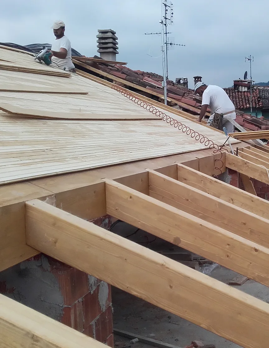 Rifacimento tetto con struttura in legno lamellare, operai al lavoro in Ticino