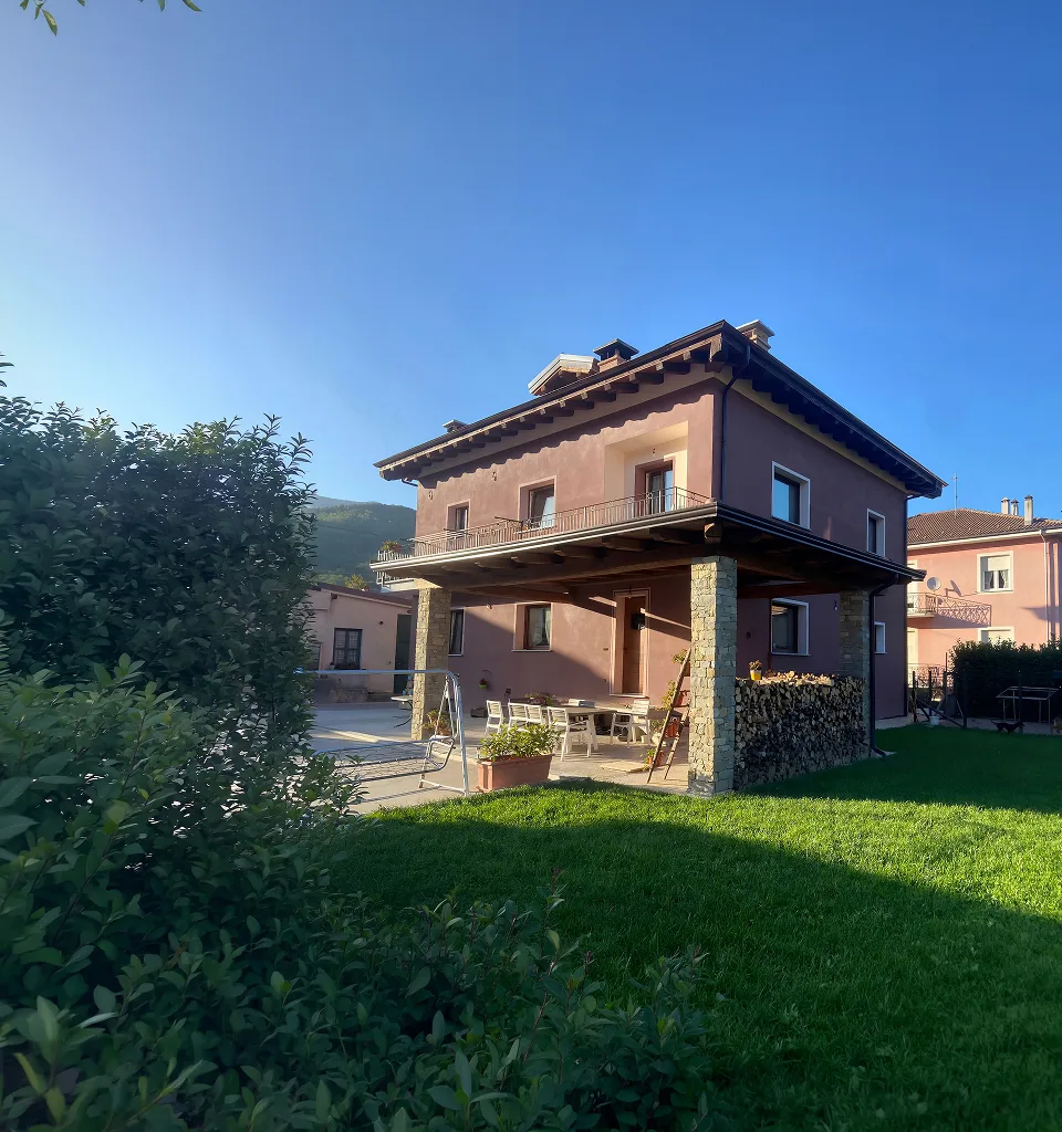 Edificio rurale in pietra con tetto rifatto in Ticino