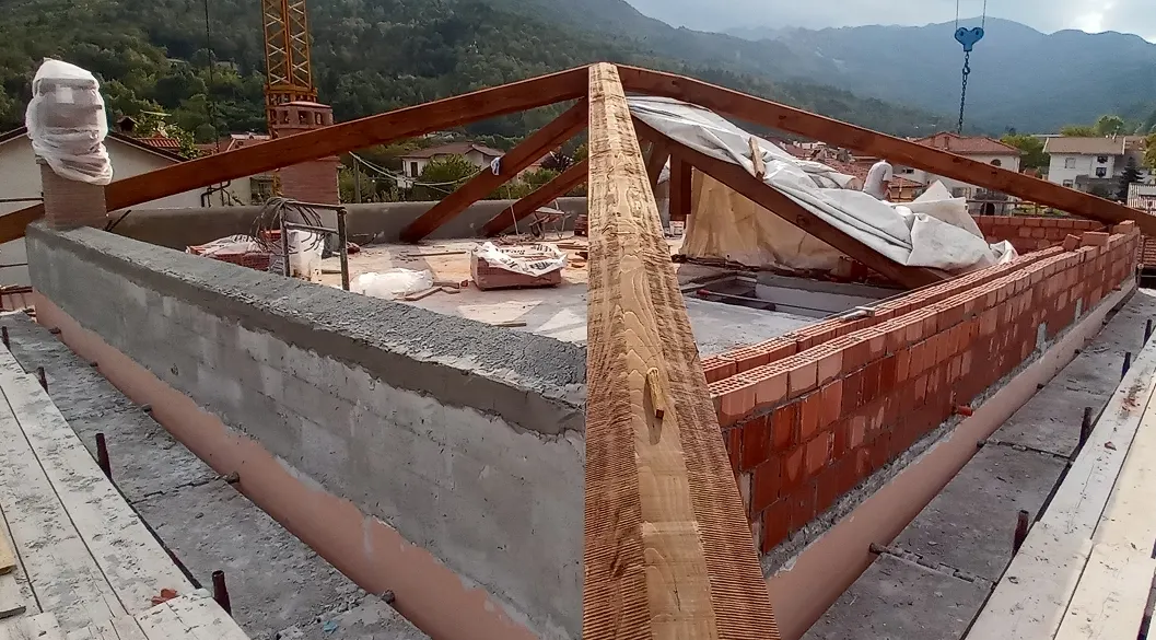 Nuova apertura in muro portante con puntelli in acciaio durante ristrutturazione interni