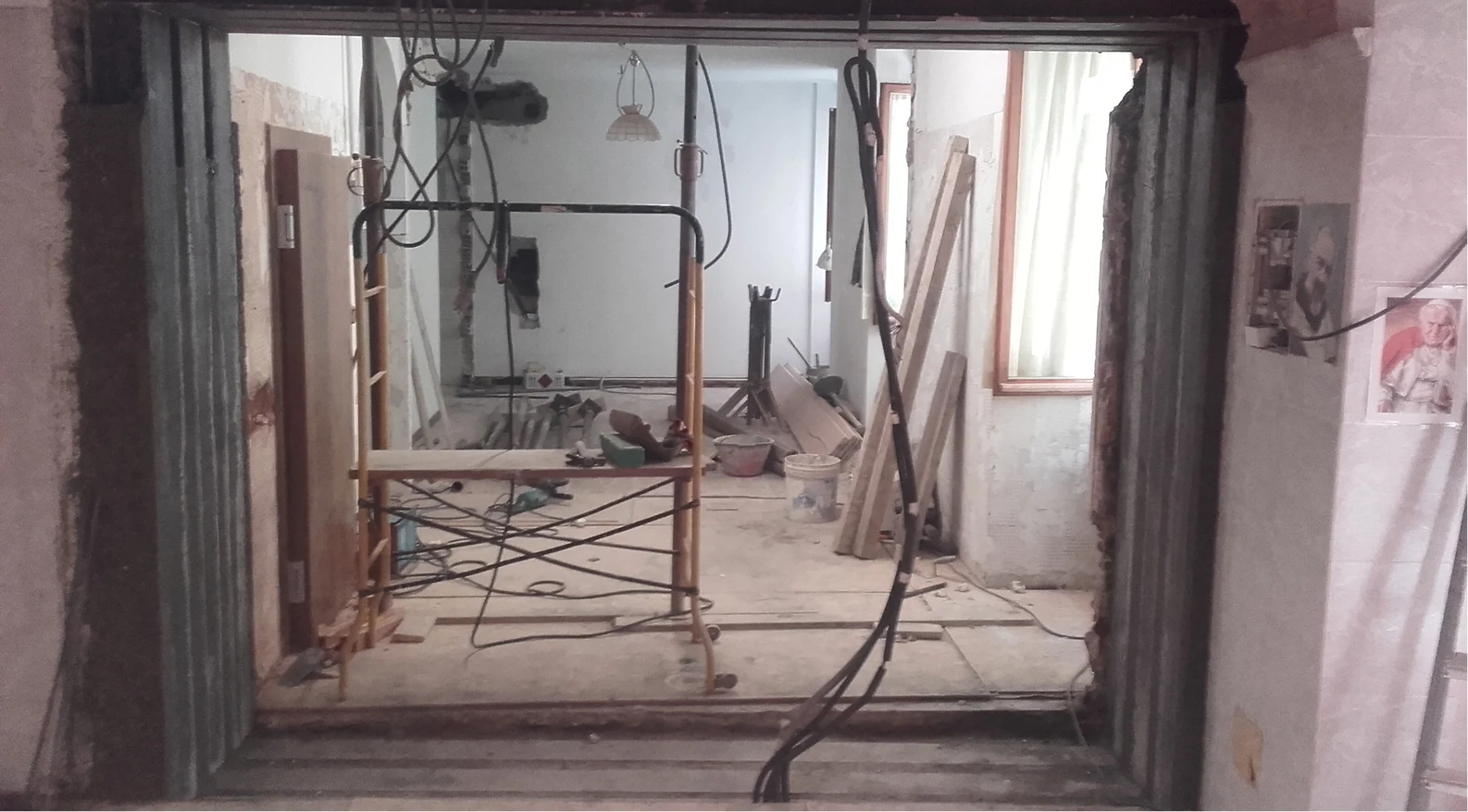 Cantiere di ampliamento e sopraelevazione con struttura tetto in legno in Ticino