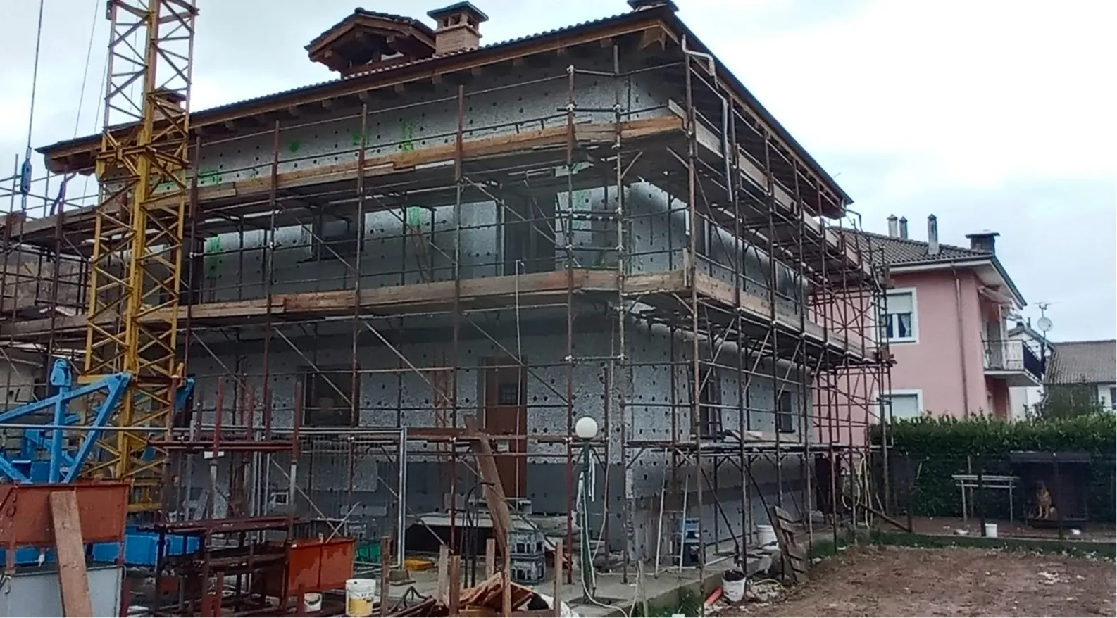 Rifacimento tetto con struttura in legno lamellare, operai al lavoro in Ticino