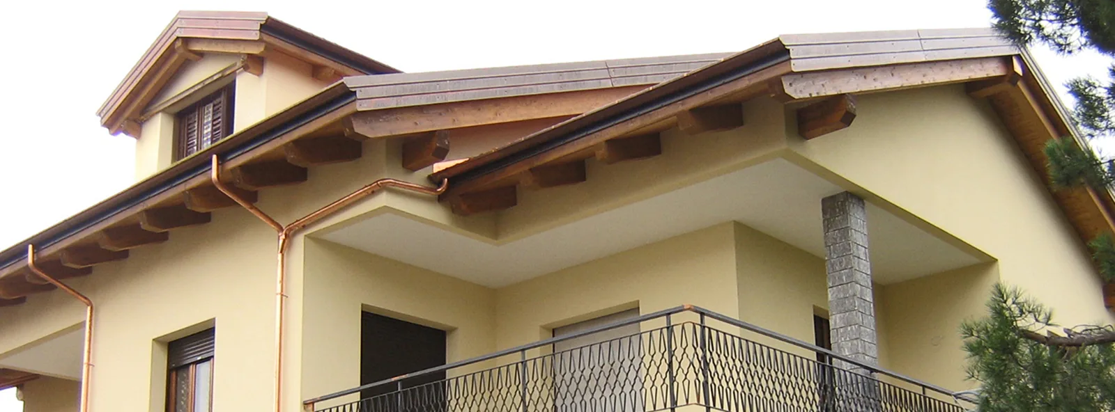 Villa ristrutturata in Ticino con ampliamento, tetto in legno e facciata rinnovata