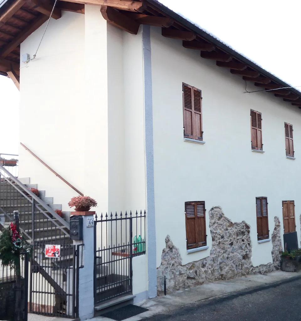 Rifacimento facciata con intonaco e pietra a vista su casa in Ticino