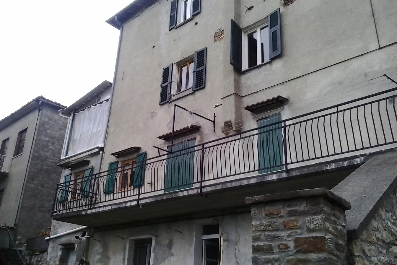 Rustico in pietra con intonaco caduto prima del recupero