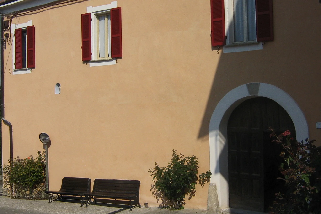 Rifacimento facciata edificio residenziale storico con intonaco e tinteggiatura in Ticino