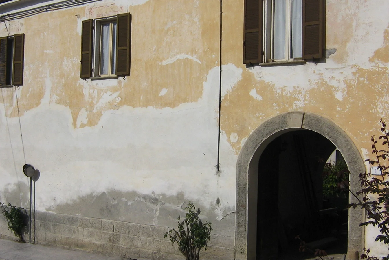 Rifacimento facciata edificio storico in Ticino, intonaco in preparazione