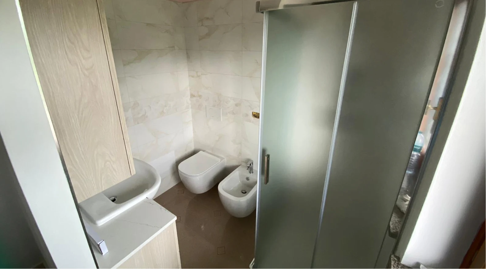 Bagno ristrutturato con box doccia e sanitari sospesi, ristrutturazione interni Ticino