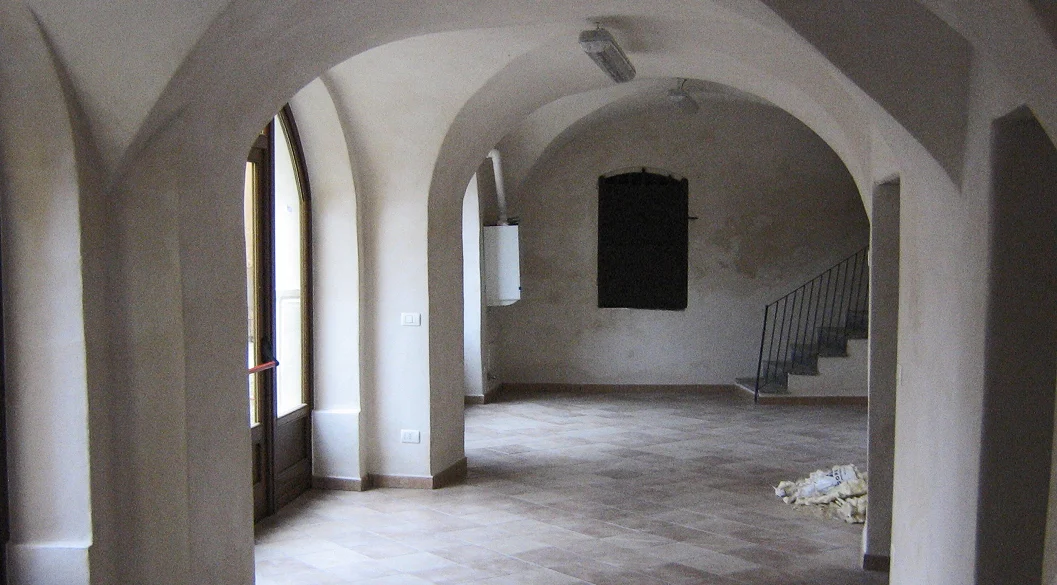 Interno ristrutturato con volta a crociera e pavimento in pietra, ristrutturazione rustici Ticino