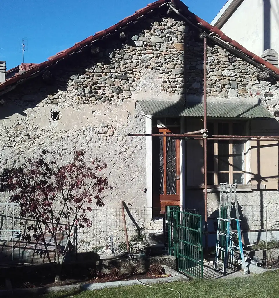 Cantiere su edificio in pietra a vista con ponteggio in Ticino