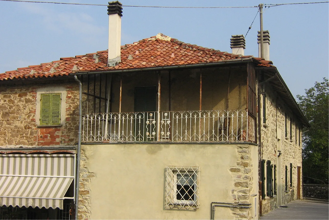 Edificio rurale in pietra prima del rifacimento del tetto