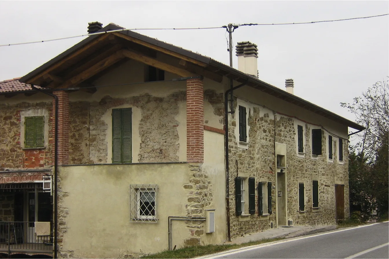 Edificio rurale in pietra con tetto rifatto in Ticino