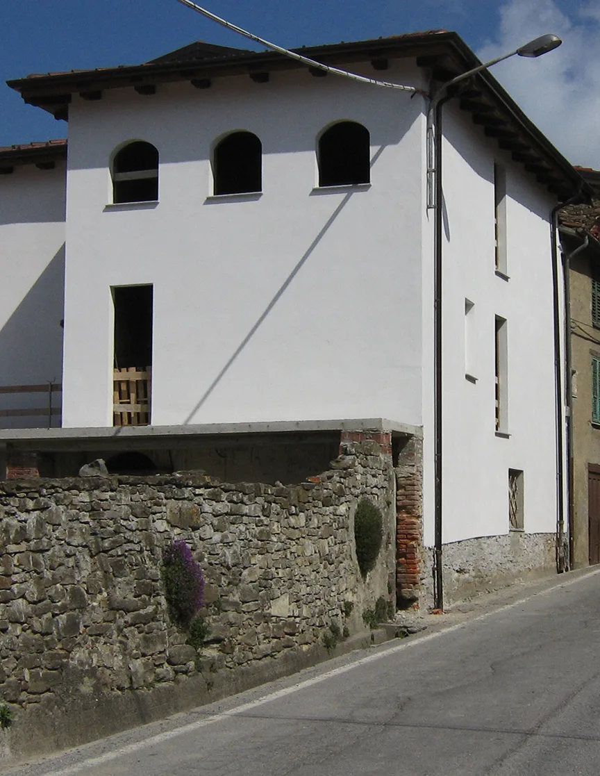 Ampliamento edificio residenziale con facciata intonacata in borgo storico Ticino
