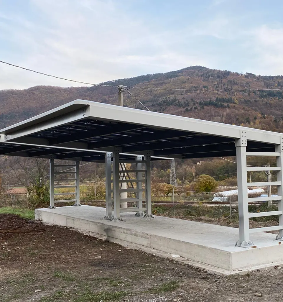 Struttura in acciaio con copertura piana in costruzione, ampliamento in Ticino