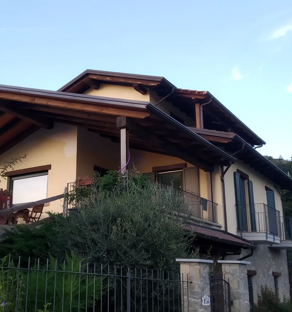 Sopraelevazione con porticato in legno su abitazione ristrutturata in Ticino