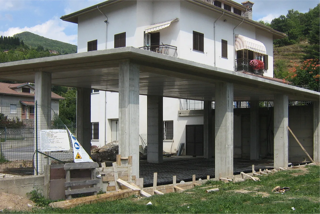 Ampliamento in calcestruzzo armato su villa residenziale in Ticino in corso