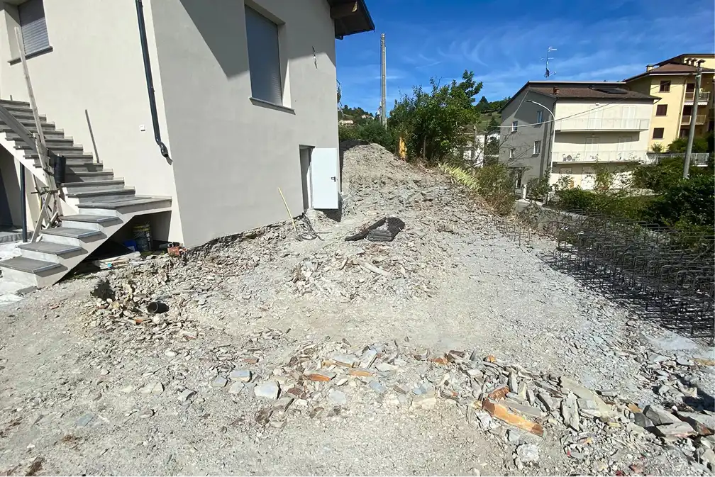 Cantiere di ampliamento residenziale in Ticino con armature metalliche preassemblate