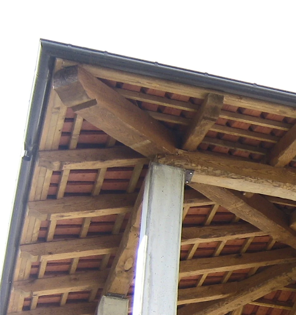 Tettoia in legno con capriate a vista su balcone, rifacimento tetti Ticino