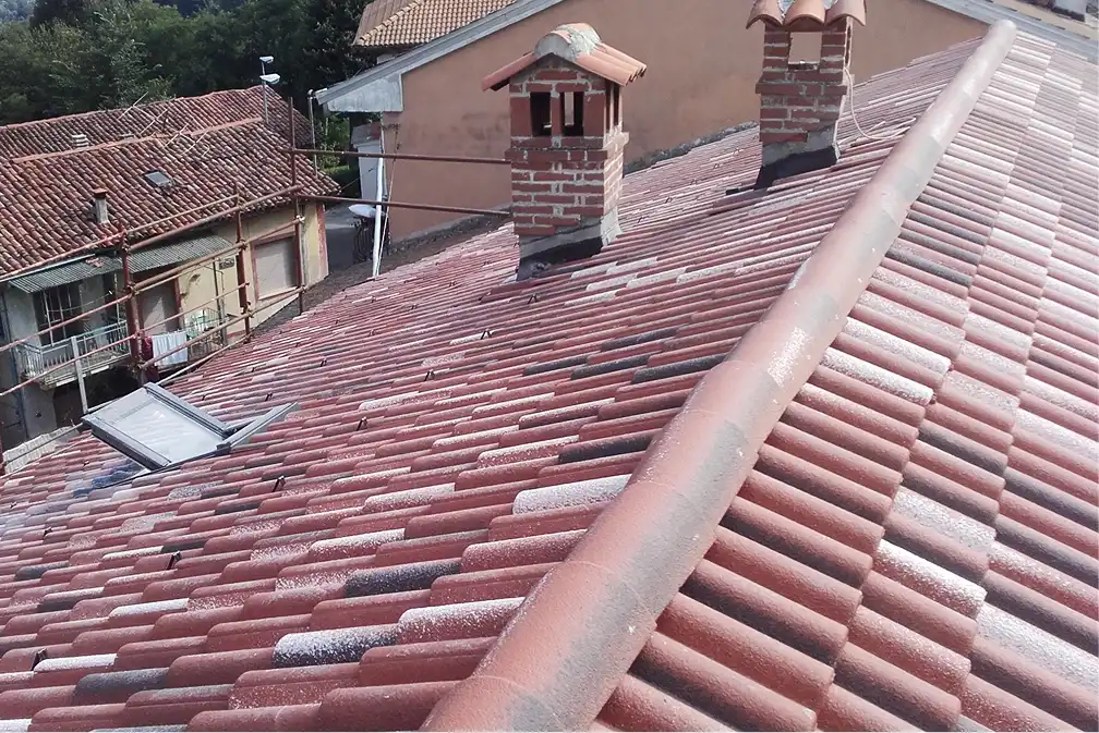 Rifacimento tetto con tegole marsigliesi rosse e lucernario in Ticino