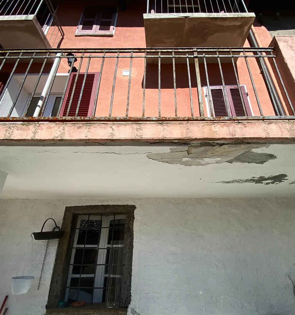 Facciata residenziale con intonaco degradato prima del rifacimento in Ticino