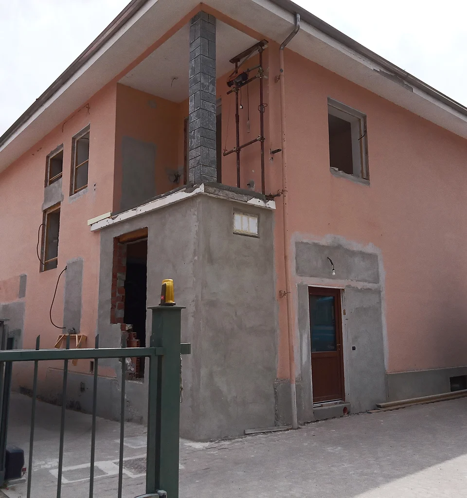 Facciata residenziale in ristrutturazione con ampliamento esterno, cantiere Ticino