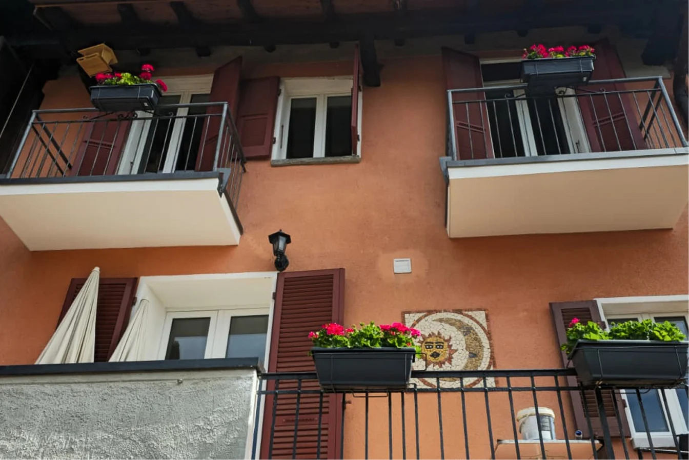 Rifacimento facciata esterna residenziale con intonaco tinteggiato in Ticino