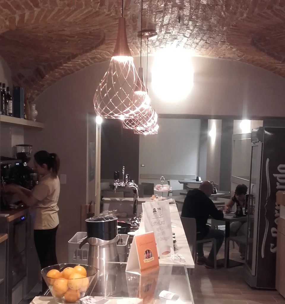 Ristrutturazione bar con volta in mattoni a vista e banco moderno in Ticino