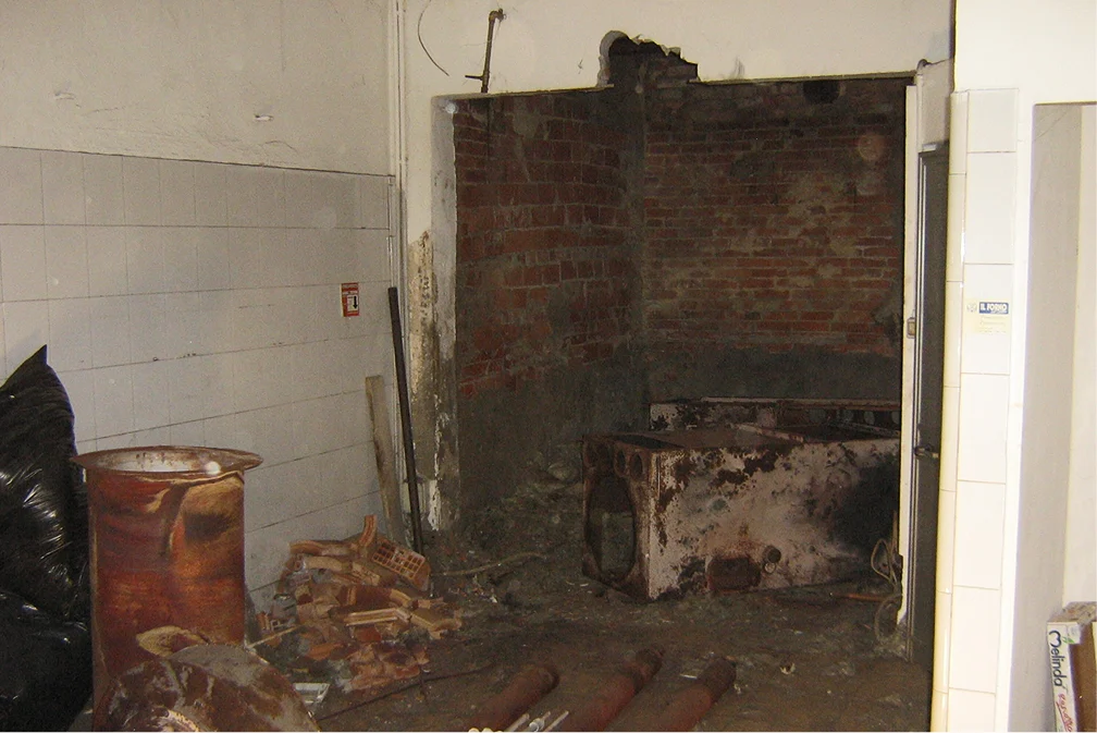 Facciata degradata di edificio residenziale prima del rifacimento in Ticino