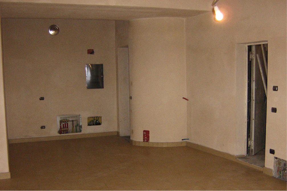 Facciata residenziale rifatta con intonaco e cornici grigie, rifacimento facciate