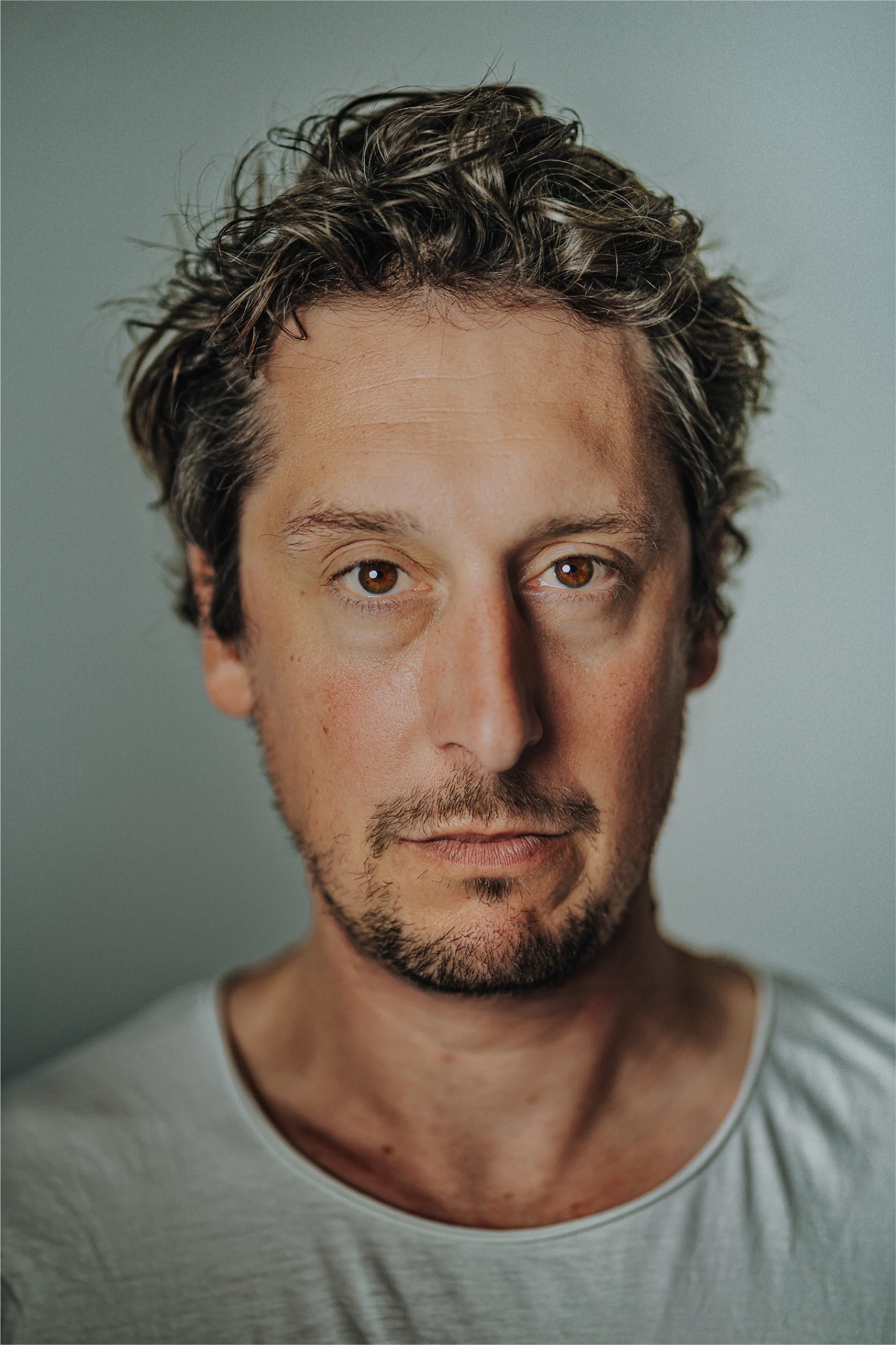 Foto vom Schauspieler Hans Löw, bei der Agentur ABOVE THE LINE, fotografiert von Alex Bunge