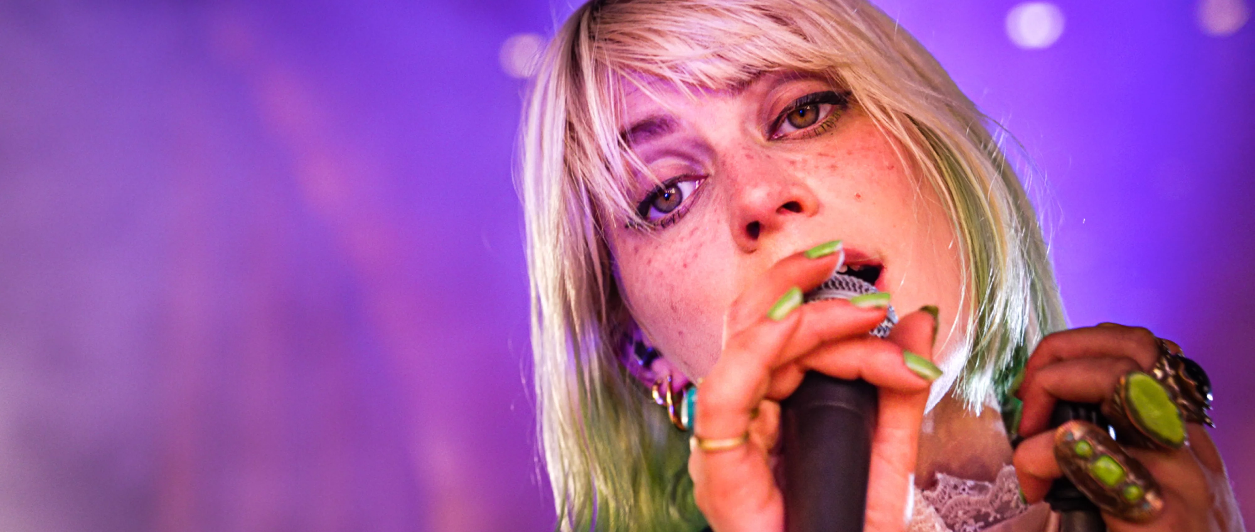 Foto von der Sängerin Alli Neuman, fotografiert von Alex Bunge