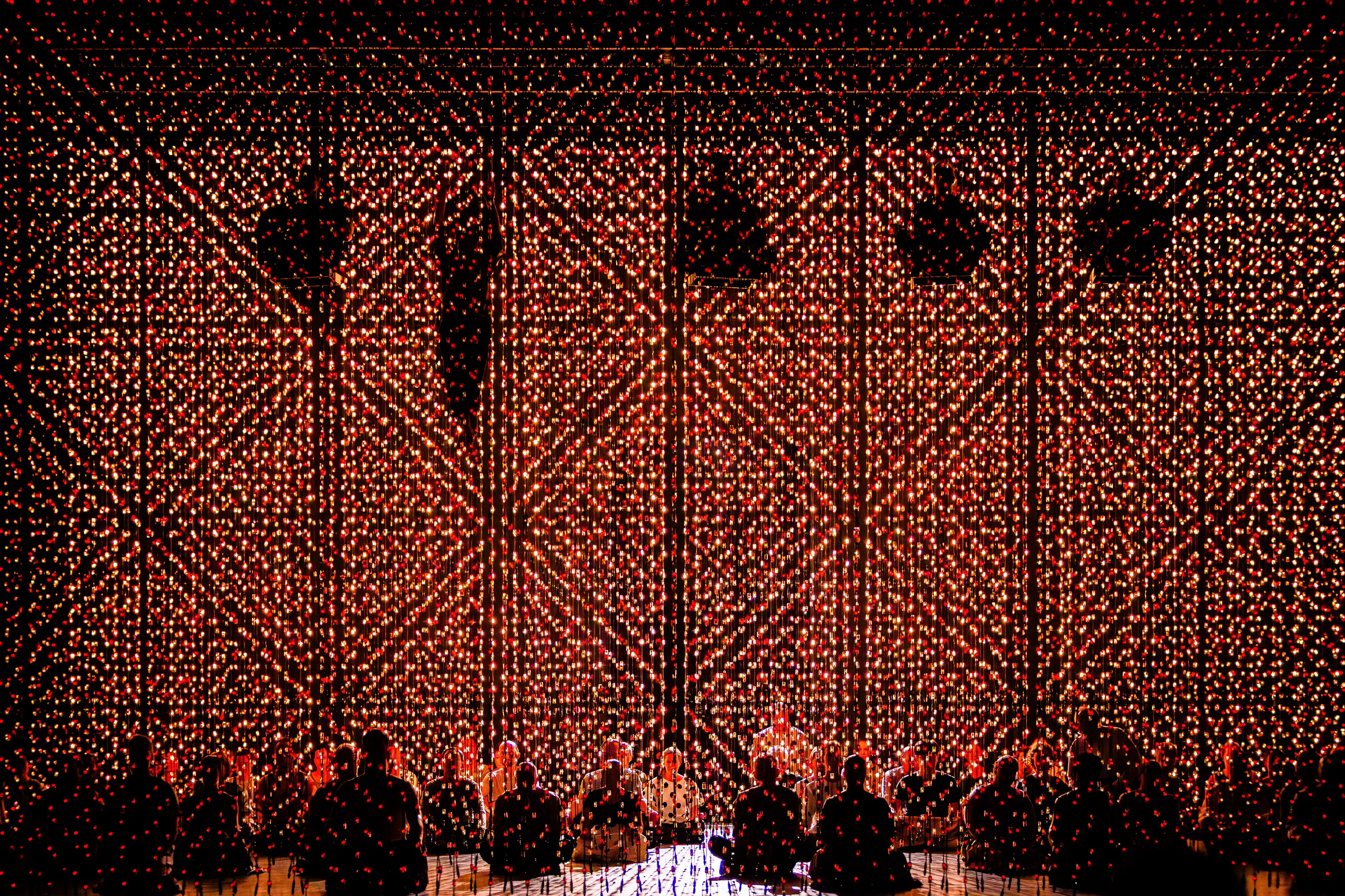 Szene aus „Zauberflöte“ Oper Hamburg, Regie Jette Steckel, fotografiert von Alex Bunge