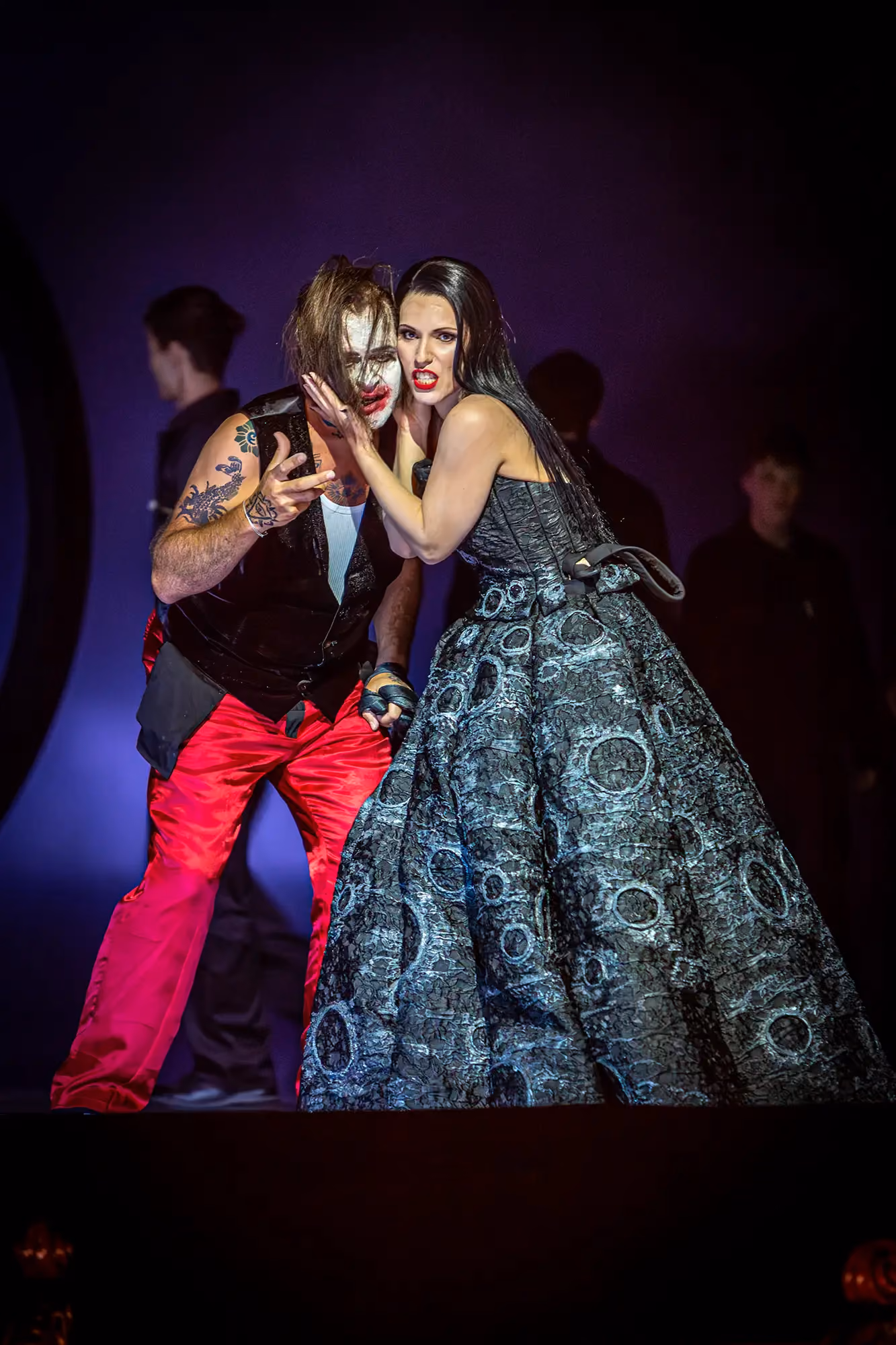 Szene aus „Zauberflöte“ Oper Hamburg, Regie Jette Steckel, fotografiert von Alex Bunge